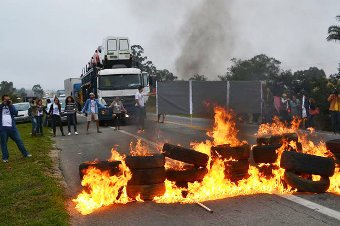 Professores e universitários em greve fecham rodovias durante protesto