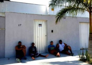 Músicos acampam em frente à casa de prefeita de Prado para cobrar pagamento de festas