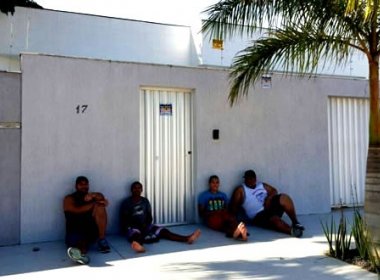 Músicos acampam em frente à casa de prefeita de Prado para cobrar pagamento de festas