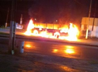 Dois homens são assassinados em Itabuna e criminosos ateiam fogo em ônibus; veja vídeo
