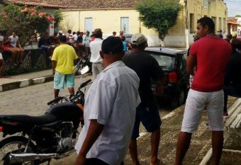 Ciganos invadem prefeitura de cidade baiana e “agridem” prefeito do PT