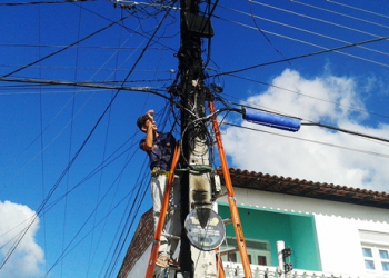 Coité – Rede elétrica pega fogo, provoca apagão e interrupção a sinal de internet e telefonia fixa