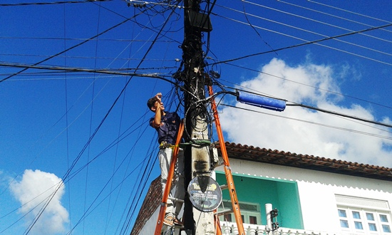 Coité – Rede elétrica pega fogo, provoca apagão e interrupção a sinal de internet e telefonia fixa