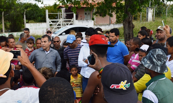 Após se reunir com comissão no gabinete prefeito foi ver protesto in loco e pediu a suspensão.