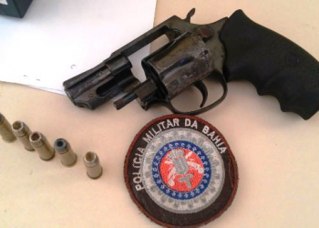 PM aborda veículo com quatro homens e encontra revolver calibre 38