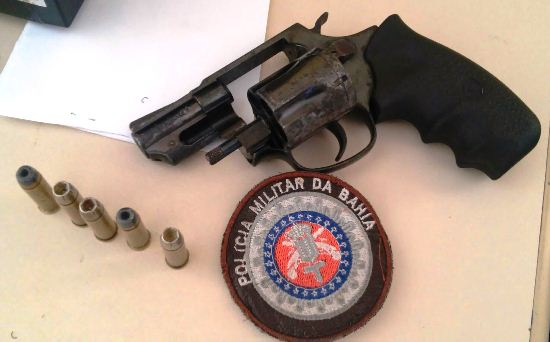 PM aborda veículo com quatro homens e encontra revolver calibre 38