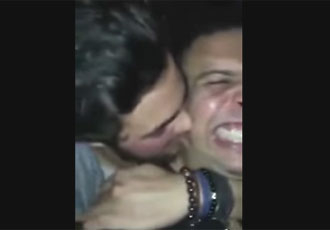 Ronaldo ganha mordidas de amigo em vídeo e brinca: ‘meu namorado’