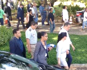 No enterro do pai, governador Rui se mostra abalado e evita imprensa
