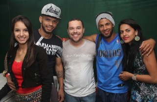 No aniversário da cidade em julho Carlos marcou presença e posou para foto ao lado da namorada Bianca, prefeito Zenonzinho, Leo Xappa e a namorada Sara. 