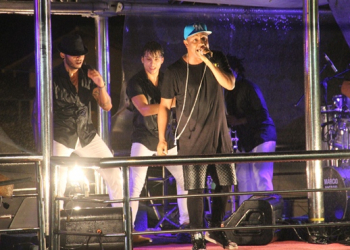 Nem mesmo a chuva intimidou a multidão no último dia do Santaluz Folia