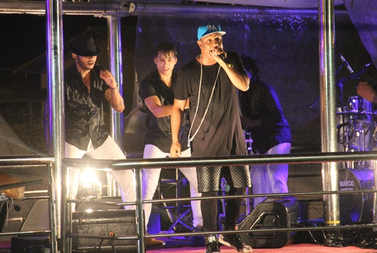 Nem mesmo a chuva intimidou a multidão no último dia do Santaluz Folia