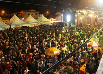 Nem mesmo a chuva intimidou a multidão no último dia do Santaluz Folia