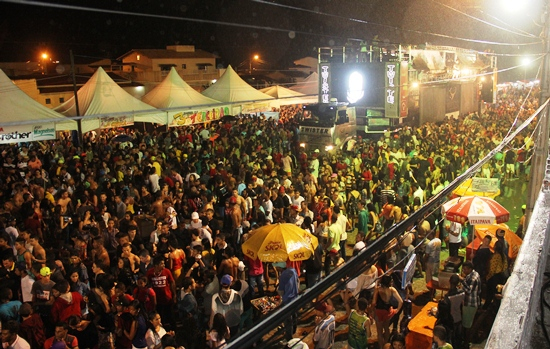 Nem mesmo a chuva intimidou a multidão no último dia do Santaluz Folia