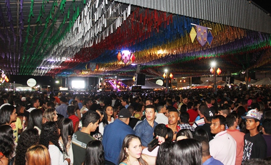 Ney Alves e banda Forró na Hora foi a principal atração do último dia do São Pedro de Retirolândia – Veja o álbum de fotos