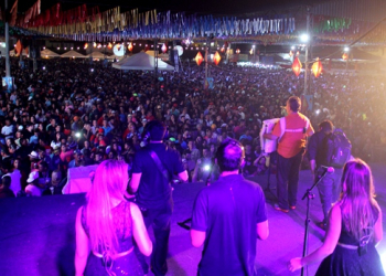 Flávio José reune cerca de 30 mil pessoas no São Pedro de Retirolândia