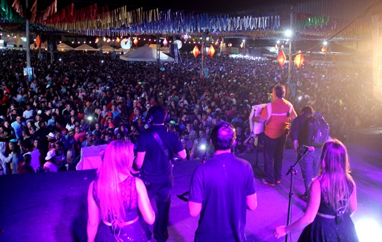 Flávio José reune cerca de 30 mil pessoas no São Pedro de Retirolândia