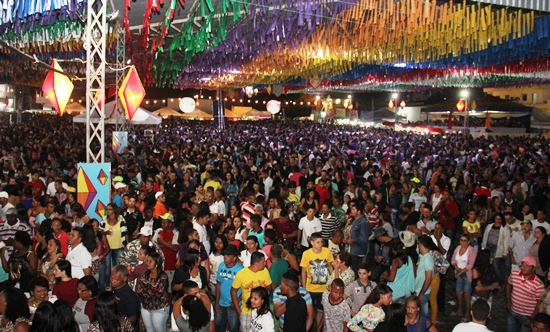 Flávio José reune cerca de 30 mil pessoas no São Pedro de Retirolândia