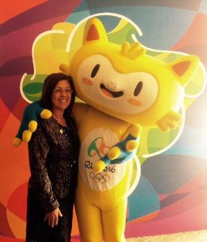 Tânia e o mascote oficial da Olimpíada. 