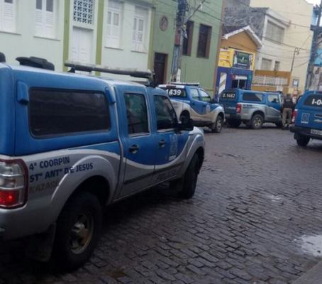 Gerente bancário e sua filha que estavam reféns são liberados