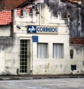 Sem o Banco do Brasil destruído no mês de junho, Os Correios vinha sendo alternativa para diversos serviços.