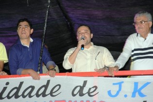 Prefeito Zenonzinho a sua esquerda o secretário de Infraestrutura José Ailton e a direita o vice Roudyllis