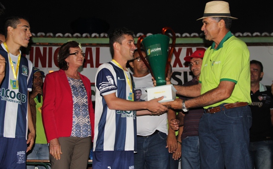 Capitão da seleção de Riachão recebe troféu das mãos do prefeito Eliezer Costa.