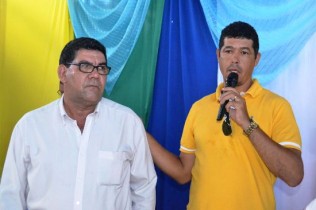Vereador Adonias (de branco) é morador do Distrito.