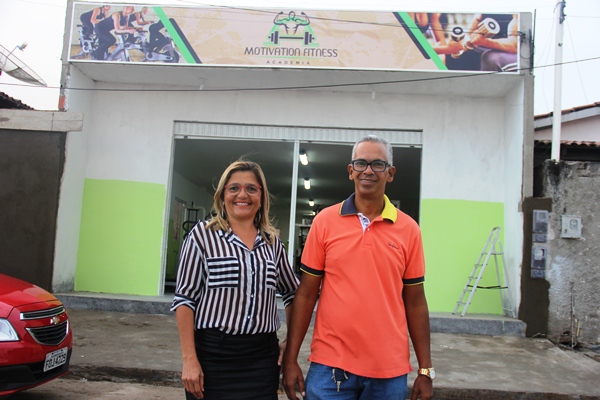 Jailza feliz ao lado do esposo Cláudio pela inauguração da academia. 