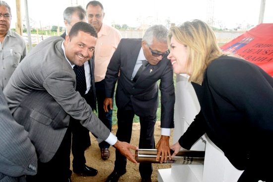 Prefeito Osni Cardoso, desembargador Eserval Rocha e juiza da Comarca de Serrinha - Luiza Elisabeth