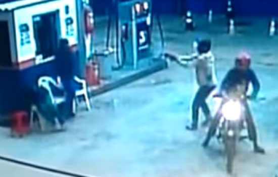 Araci – Vigilante de posto recebe vários tiros;tentativa de homicídio é registrada pela câmara de segurança  (veja)