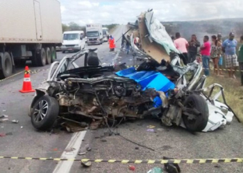 Ultrapassagem indevida mata jovem e destrói carro em colisão com carreta
