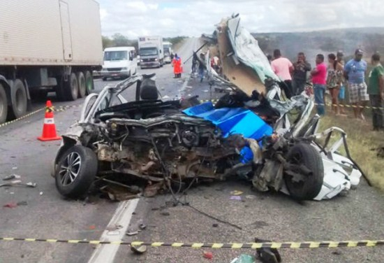 Ultrapassagem indevida mata jovem e destrói carro em colisão com carreta