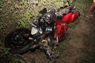 Moto caiu cerca de 100 metros depois da colisão.