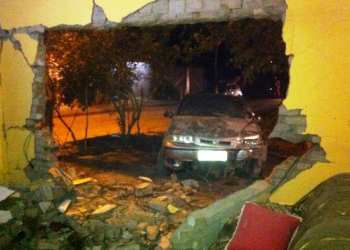 Motorista perde controle e veículo invade residência na zona rural