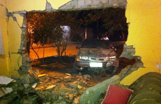 Motorista perde controle e veículo invade residência na zona rural