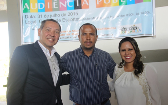 Gestores do Atarde Educação Luiz Bernardes e Geórgia Oliveira ao lado do prefeito Adriano Araújo.  
