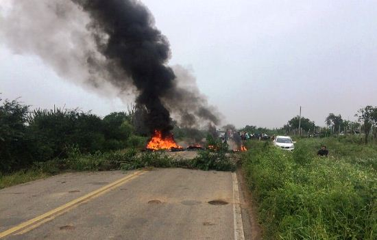 Manifestantes interditam BA 120 trecho Riachão – Coité