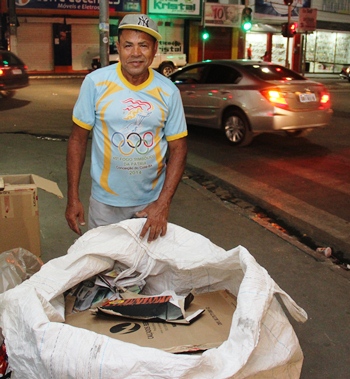 Coité – Mãe vive a quase cinco anos recolhendo recicláveis para formar filho em medicina e conta com apoio de um irmão