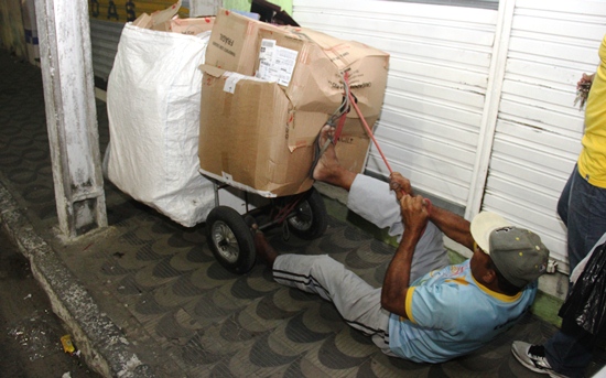Coité – Mãe vive a quase cinco anos recolhendo recicláveis para formar filho em medicina e conta com apoio de um irmão