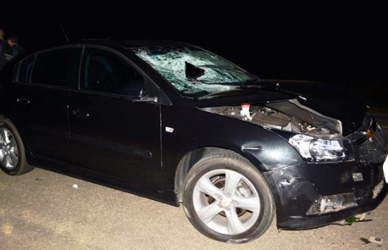 Jovem sai de carro após batida e morre atropelado por outro veículo