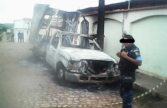 Carro do prefeito de Pindobaçu é incendiado na porta da residência