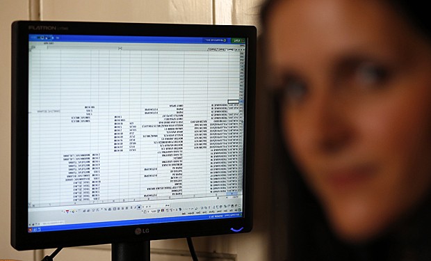 A sérvia só consegue ler com tudo de cabeça para baixo, não é o caso de Bianca que só escreve.