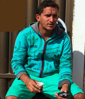 Proprietário ficou na porta do imóvel. Foto: Carlino Souza.