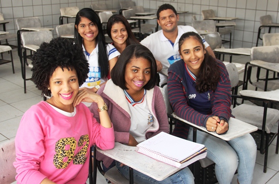 estudante escreve de cabeça para baixo - 3