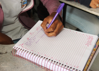 Estudante coiteense escreve de ‘cabeça para baixo’ e chama a atenção pela forma inusitada
