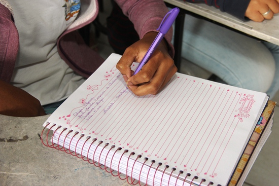 Estudante coiteense escreve de ‘cabeça para baixo’ e chama a atenção pela forma inusitada