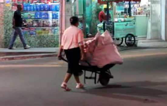 Coité – Mãe vive a quase cinco anos recolhendo recicláveis para formar filho em medicina e conta com apoio de um irmão
