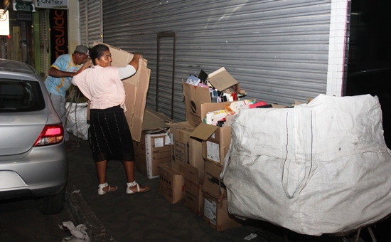 Coité – Mãe vive a quase cinco anos recolhendo recicláveis para formar filho em medicina e conta com apoio de um irmão
