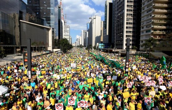 Protesto na Avenida Paulista em São Paulo reuniu 350 mil, segundo a PM, 1 milhão, segundo organizadores e 135, segundo o Datafolha (Foto: Paulo Whitaker/Reuters)