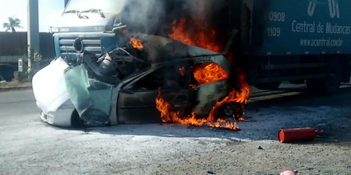 Motorista de Corsa morre em colisão com caminhão bau na BR 116 Norte